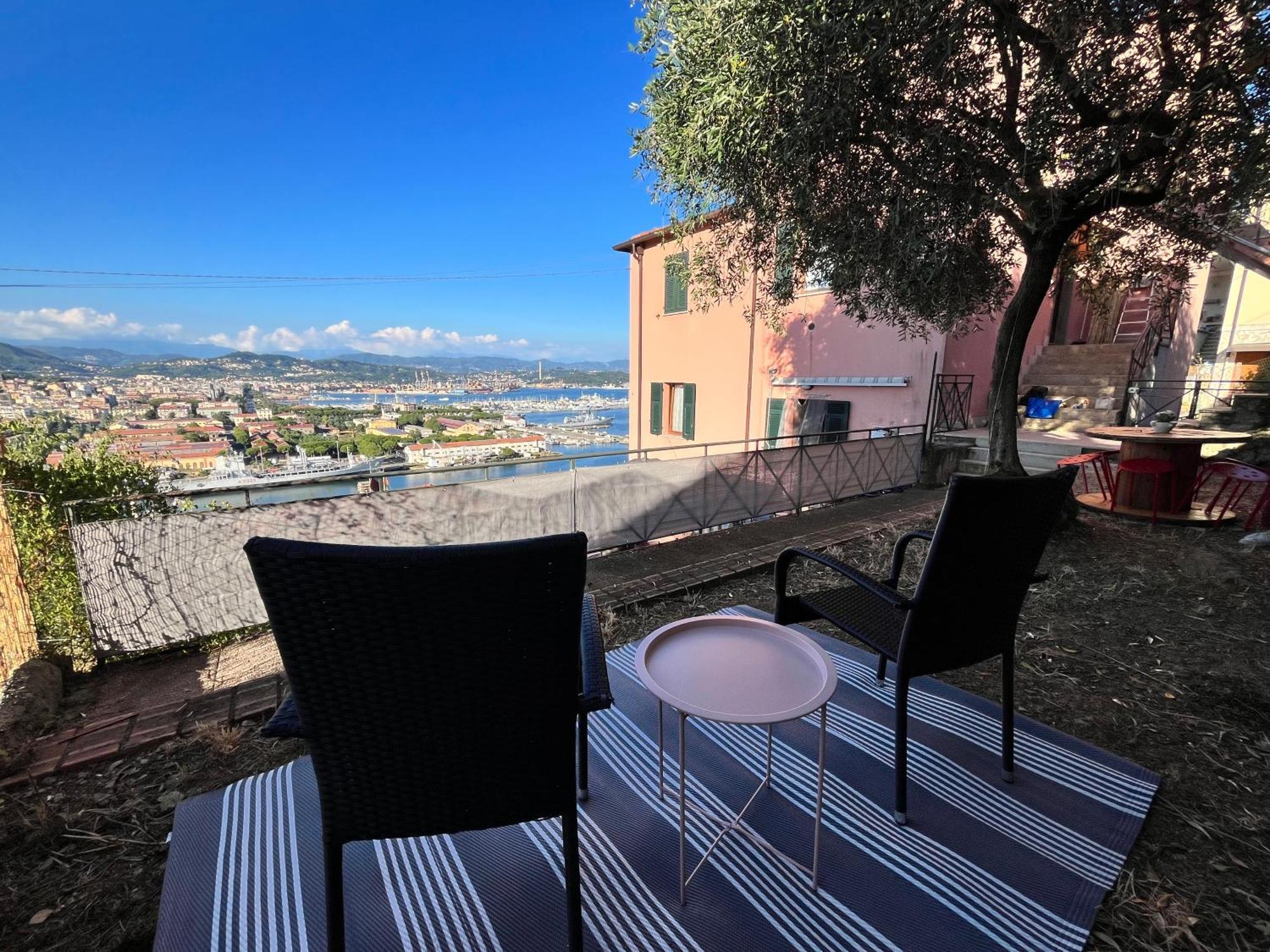 Seaview House Free Parking & Private Garden Apartment